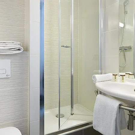 Revotel Centre Gare Et Congres Hotell